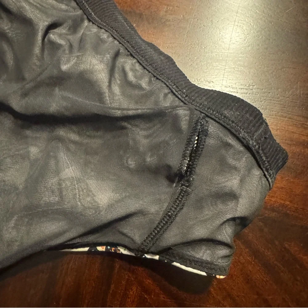 Victoria’s Secret Sport Strappy Back Sports‎ Bra Small Geometric Print